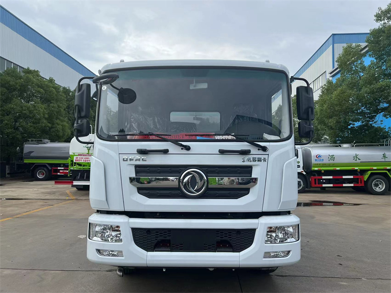 東風多利卡D9新款多功能灑水車