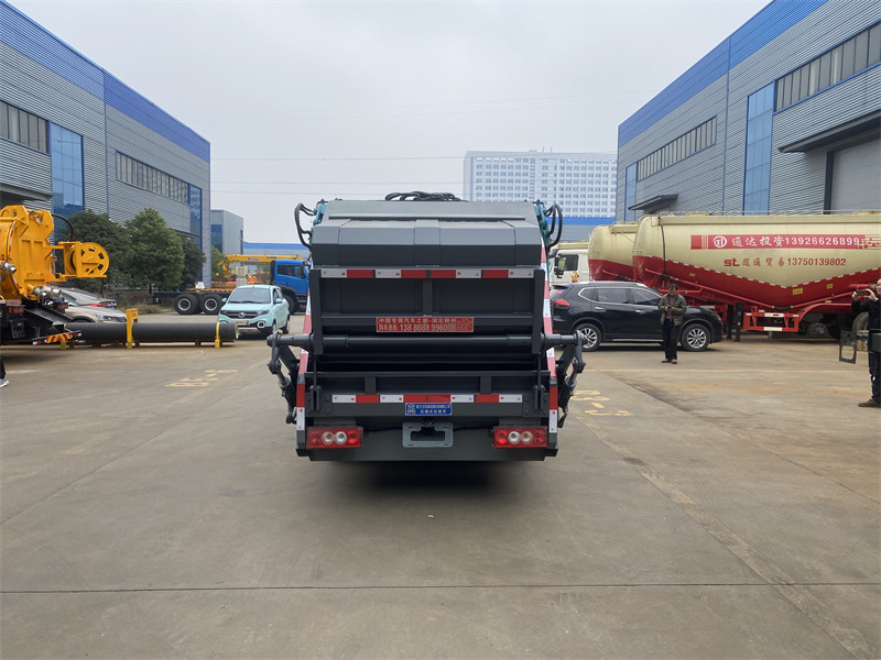 藍(lán)牌 福田小卡后裝壓縮垃圾車